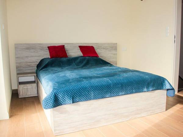 Łóżko małżeńskie w sypialni na piętrze