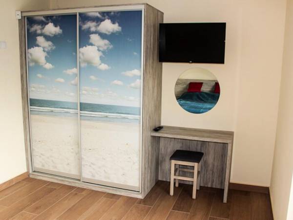 Szafa i toaletka w sypialni na piętrze