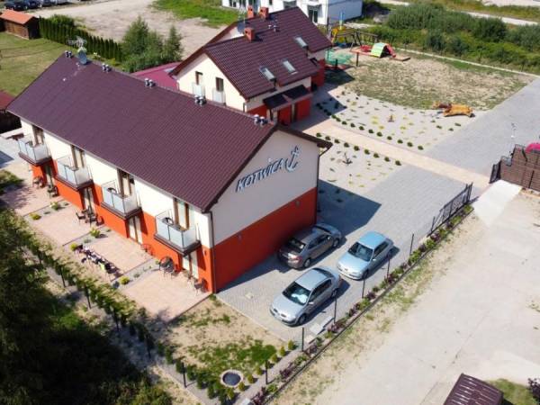 Widok ogólny na budynki i parking