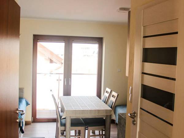 Pokój z aneksem kuchennym na piętrze z wyjściem na balkon