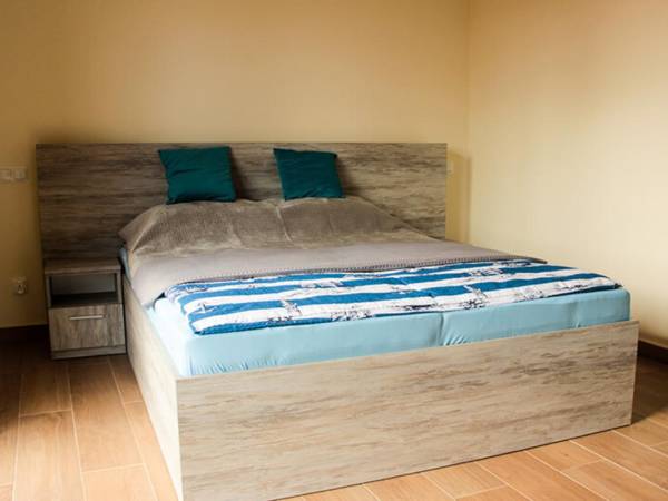 Łóżko małżeńskie w sypialni na parterze