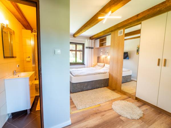 sypialnia z łazienką na parterze