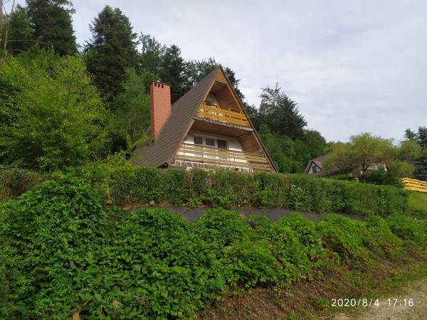 Widok domku z drogi dojazdowej