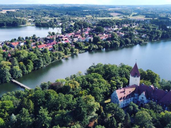 Domek Hampton nad jeziorem z jacuzzi całorocznym