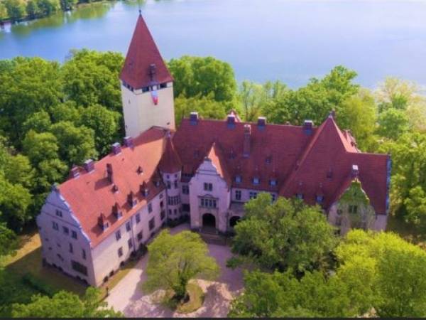 Domek Hampton nad jeziorem z jacuzzi całorocznym