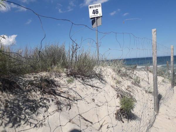 Przejście na plażę w pobliżu domu