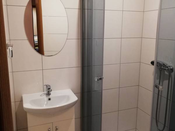 łazienka w pokoju 3 os.