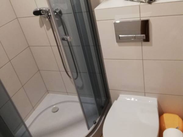 łazienka w pokoju 3 os.