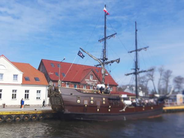 Galeon - rejsy w morze.