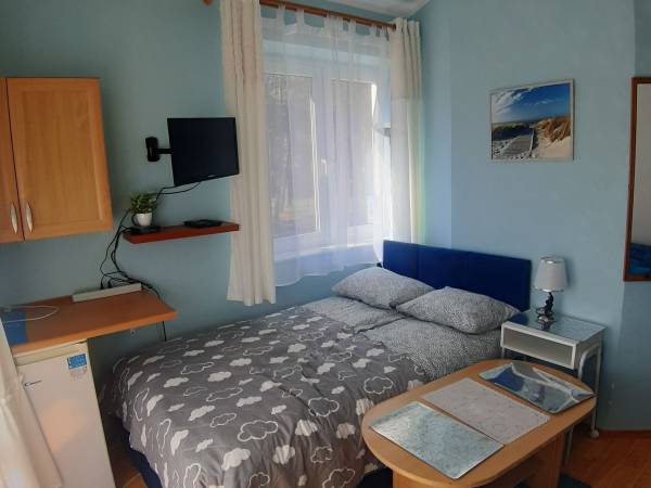 Pokój 3-osobowy z wyjściem na taras i łazienką.