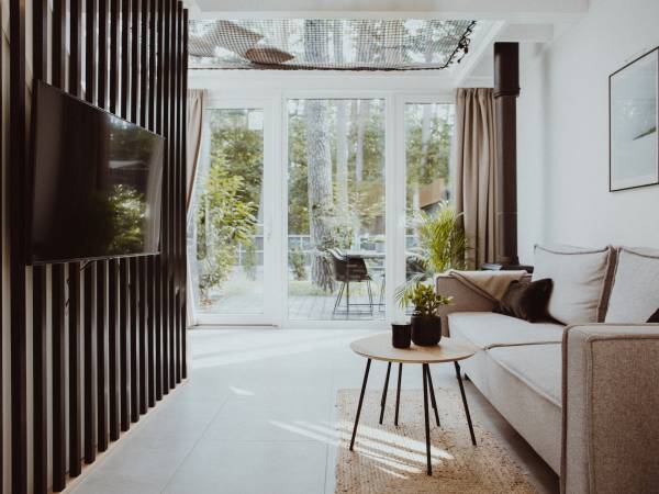 wnętrze domku z kominkiem