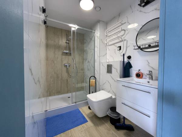 łazienka w apartamencie na parterze