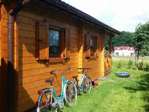 Mały domek ogódek z boku