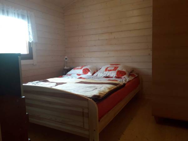 Mały domek sypialnia duża