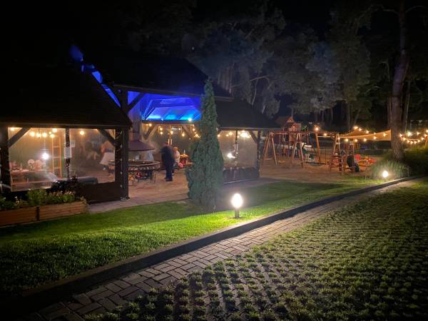 wiata grillowa nocą