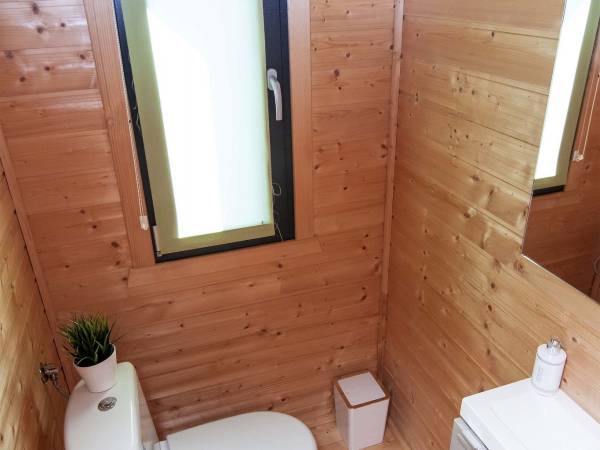 Szary 10 os- toaleta druga, na piętrze