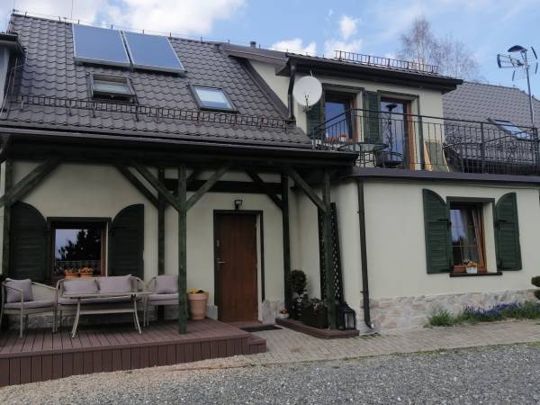 Dom z tarasem i balkonem 