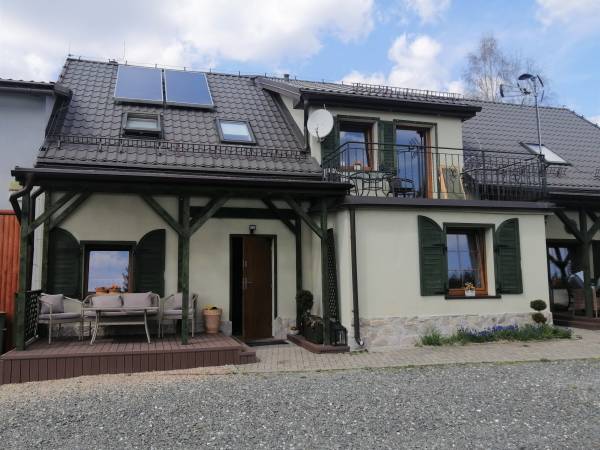 Dom z tarasem i balkonem