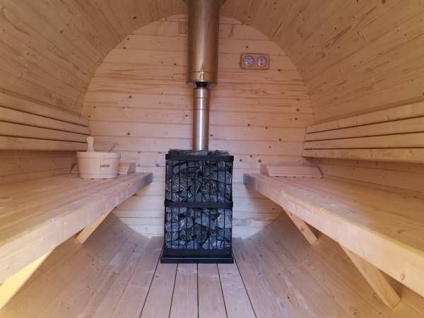 wnętrze sauny ogrodowej