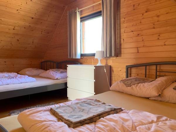 Domki Nadia dwa łóżka podwójne w każdej sypialni 