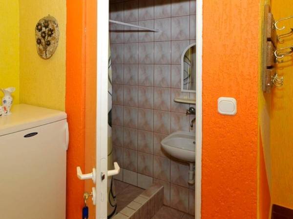 Łazienka w pokoju w niezależnym mieszkaniu.