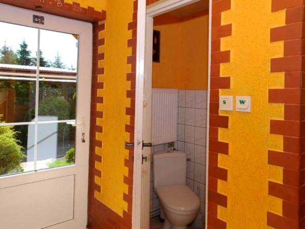 Osobna toaleta w pokoju w niezależnym mieszkaniu.