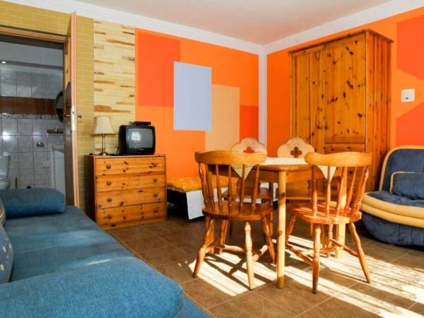 Pokój w niezależnym mieszkaniu z łazienką. 