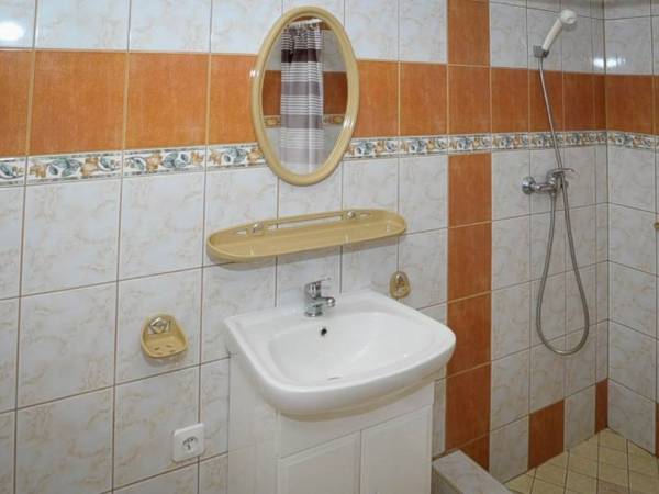 Łazienka w pokoju w niezależnym mieszkaniu.