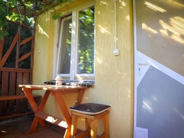 Taras przed domkiem trzyosobowym.