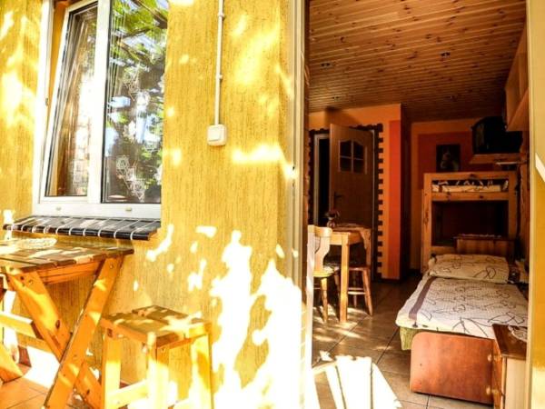 Wejście do domku trzyosobowego z łazienką.