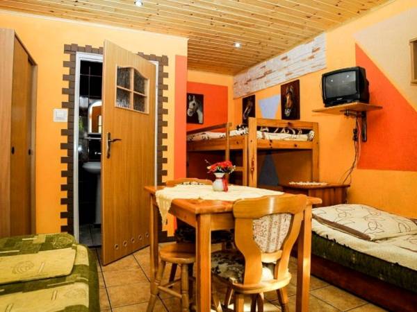 Domek 4-5 osobowy z łazienką.