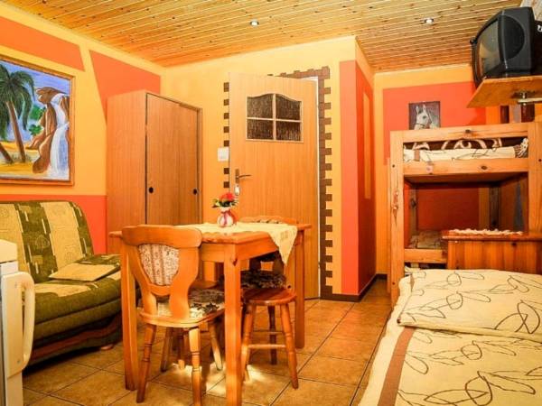 Domek 4-5 osobowy z łazienką 