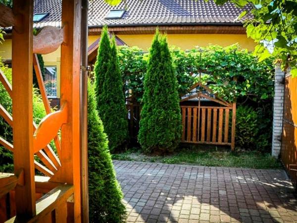 Widok na niezależne pokoje w budynku.