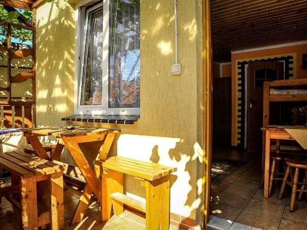 Widok na altankę przed domkiem nr 1.