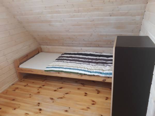 dodatkowe łózko w większej sypialni