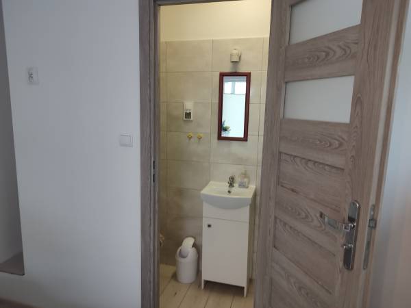 Pokój dla 2 osób z łazienką i aneksem kuchennym.Niezalezne wejście 