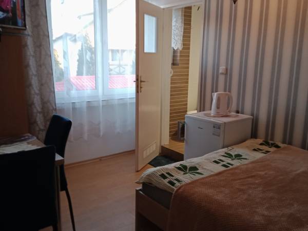 Pokój dwuosobowy z łożem małżeńskim i łazienką.