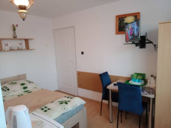 Pokój dwuosobowy z łożem małżeńskim i łazienką