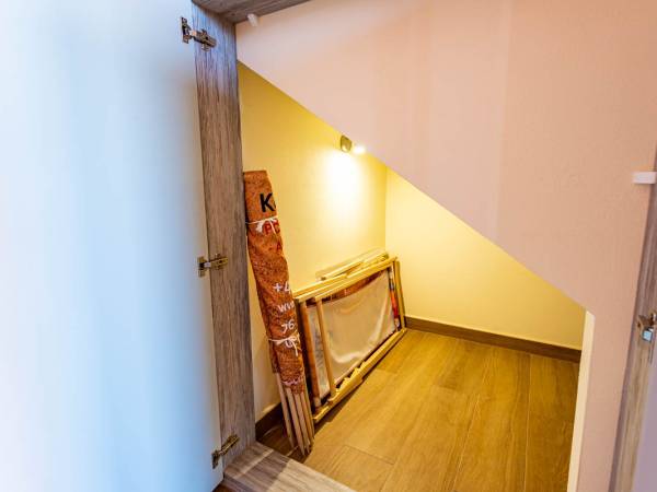 Schowek na bagaże ze sprzętem plażowym na parterze