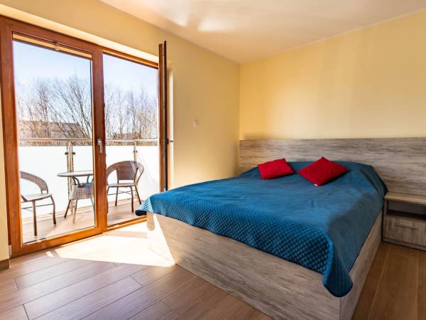 Sypialnia na piętrze z wyjściem na balkon