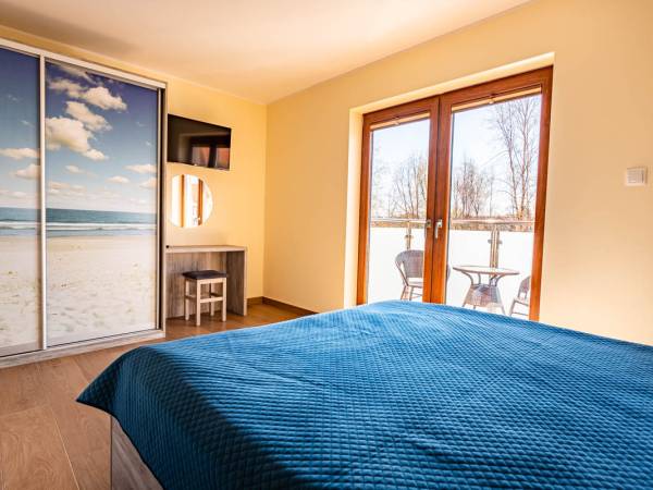 Szafa i toaletka w sypialni na piętrze