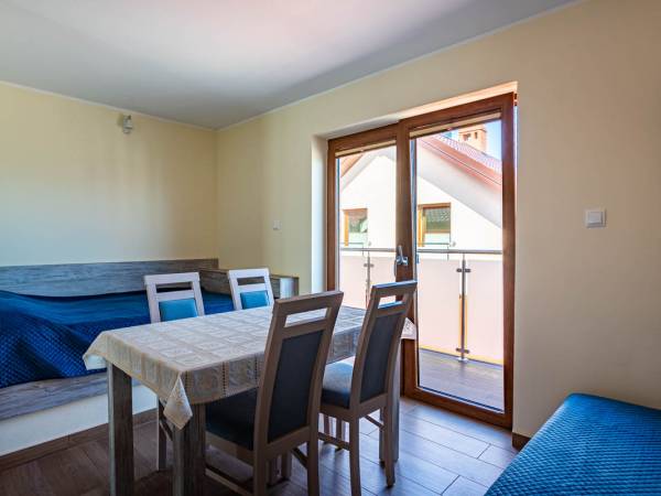 Pokój z aneksem kuchennym na piętrze z wyjściem na balkon