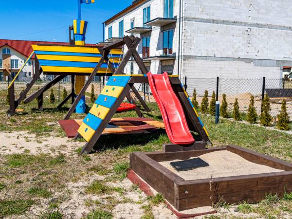 Plac zabaw dla dzieci ze ścianką wspinaczkową i zjeżdzalnią do piaskownicy