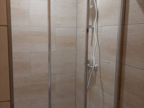 łazienka w pokoju-studiu