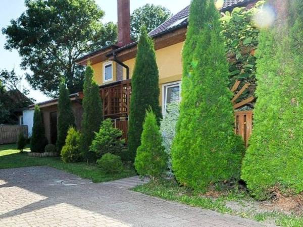 Teren zielony wokół domków.