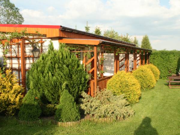 Widok na domki i tarasy przed domkami.