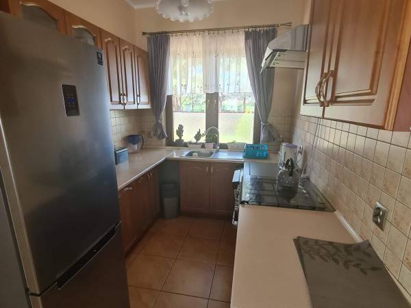 W pełni wyposażona kuchnia (lodówka/zmywarka/mikrofalówka)