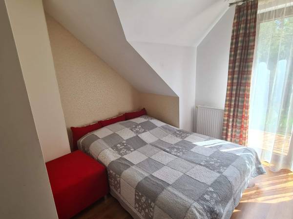 Sypialnia trzyosobowa z łazienką, segment nr 1