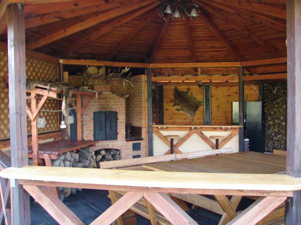 Altana ogrodowa z kominkiem.