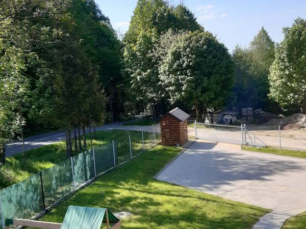 Widok na praking z okna 